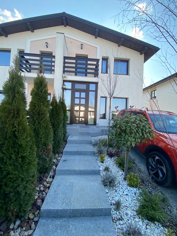 Aleea de intrare, cu trepte din piatră și grădina din față
