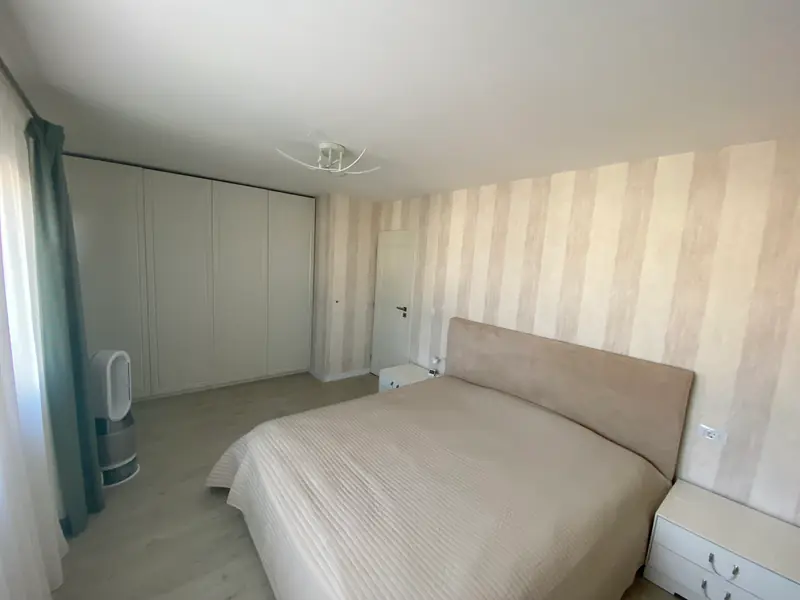 Dormitorul matrimonial de la etaj, cu dulap pe tot peretele