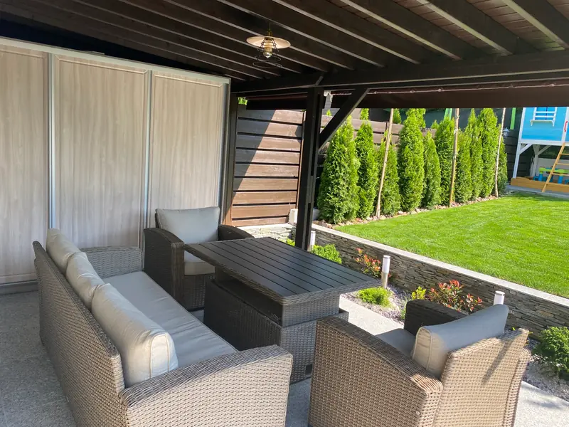 Terasa acoperită, cu mobilier de exterior și dulapuri de depozitare